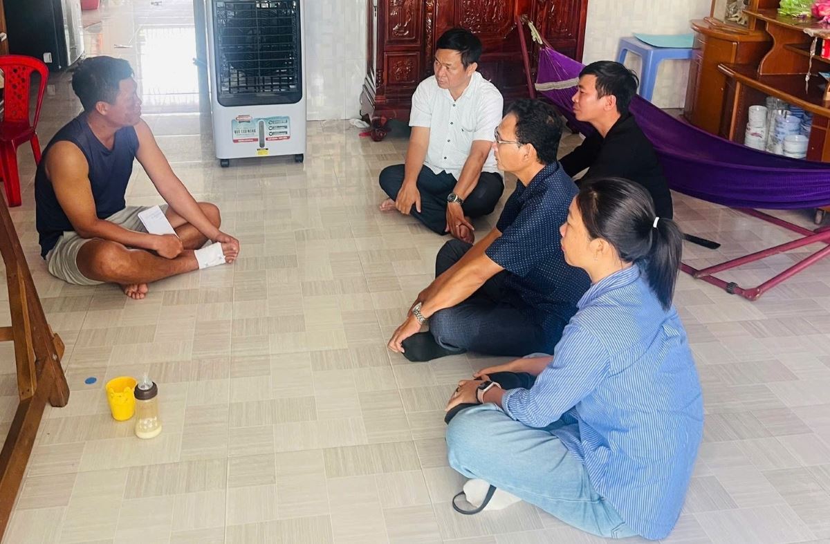 Thăm hỏi, động viên trường hợp người bị thương thứ 2 trong vụ việc. Ảnh: Phạm Duy 