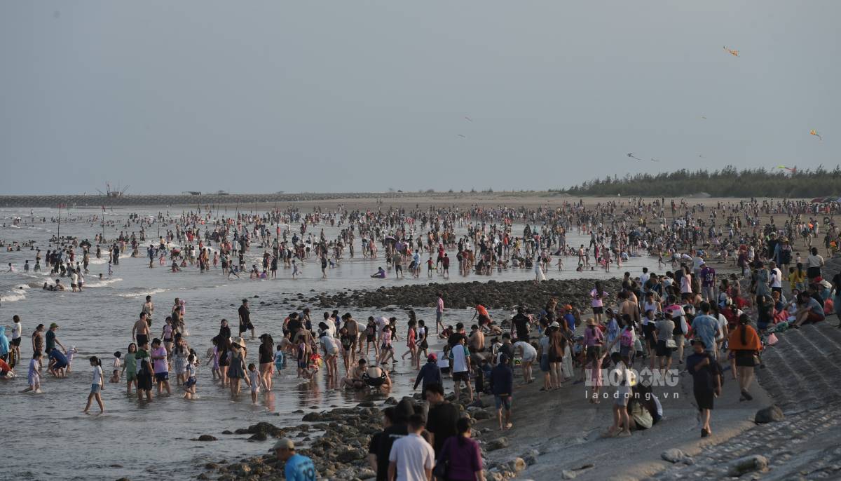 Khu du lịch biển Thịnh Long, xã Hải Thịnh, tỉnh Ninh Bình đón lượng khách lớn trong dịp nghỉ lễ. Ảnh: Hà Vi