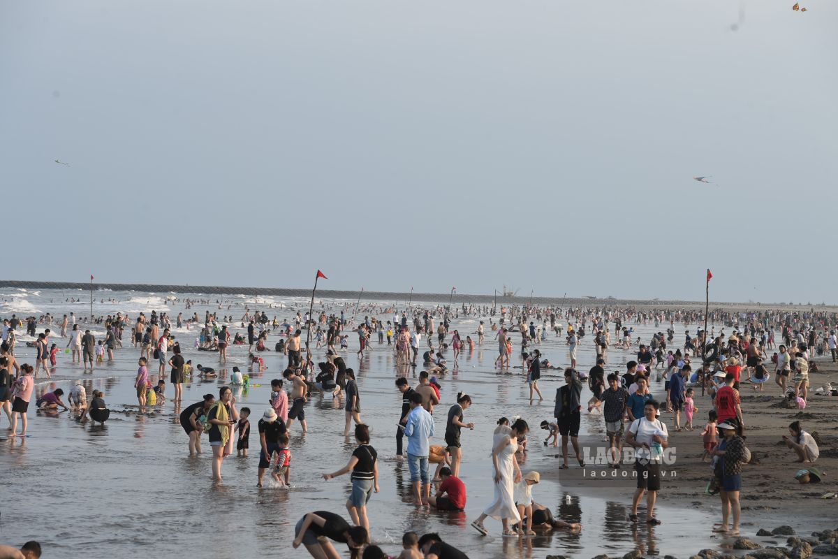 The beach of Thinh Long beach tourist area is crowded. Photo: Ha Vi