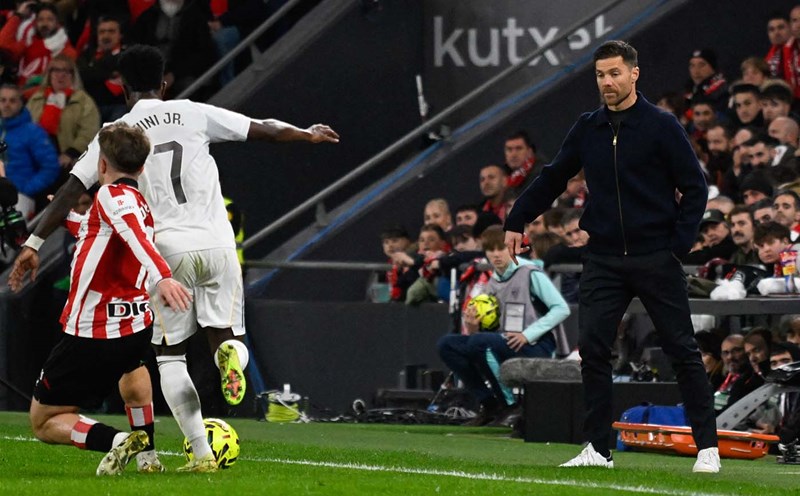 Xabi Alonso từng trải qua khoảng thời gian sóng gió tại Bernabeu.  Ảnh: AFP
