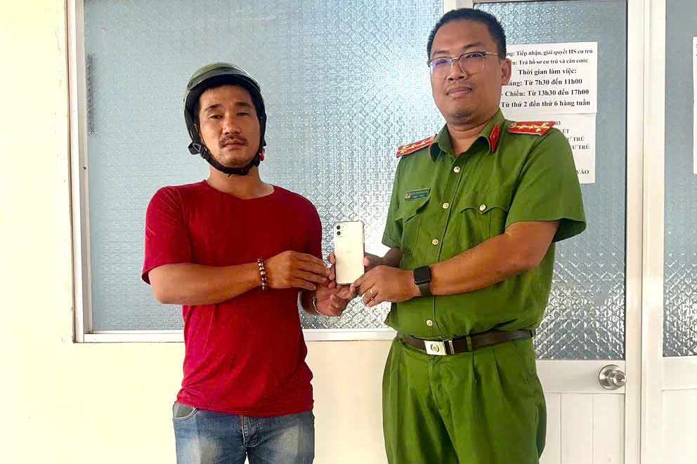 グエン・タイン・ダット氏は、拾った携帯電話をバオアン区警察に返却しました。写真:警察提供
