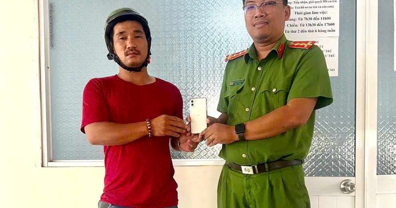 TP.HCM: Người dân giao iPhone nhặt được cho công an phường