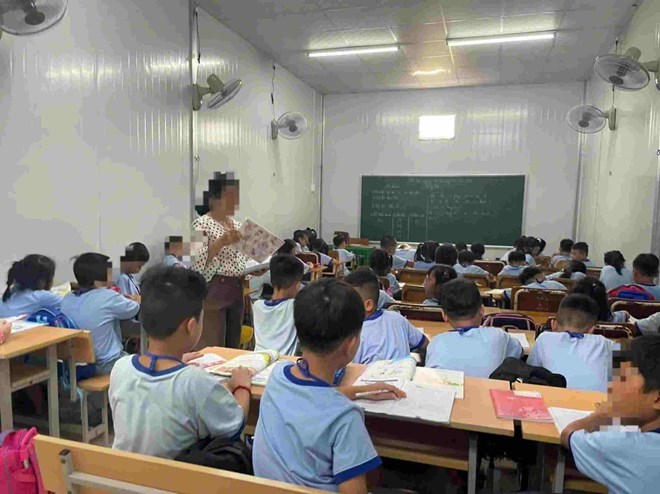 Teachers on the redundant payroll list when rearranging educational institutions or due to changes in the scale of classes, subjects, and training majors are subject to transfer. Photo: Dinh Trong