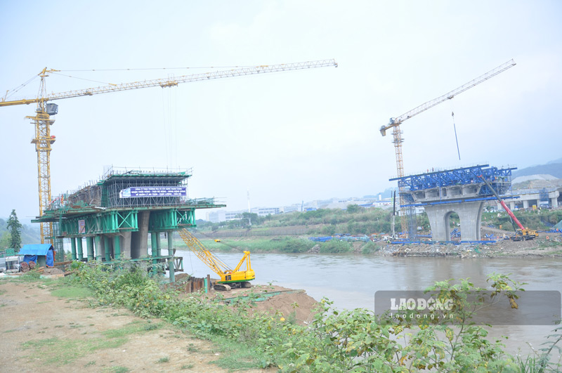 Cầu biên giới bắc qua sông Hồng giữ nhịp thi công. Ảnh: Đinh Đại 