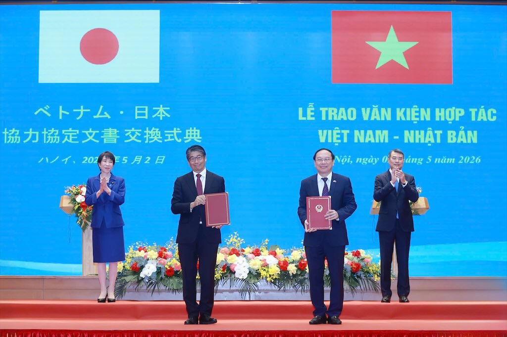 Thủ tướng Chính phủ Lê Minh Hưng và Thủ tướng Nhật Bản Takaichi Sanae đã chứng kiến lễ trao các văn kiện hợp tác giữa hai nước. Ảnh: Hải Nguyễn 