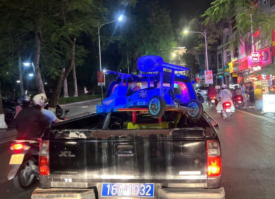 The forces discovered and made records of seizing 6 toy electric vehicles illegally traded by individuals in the prohibited area. Photo: Hai Phong Police