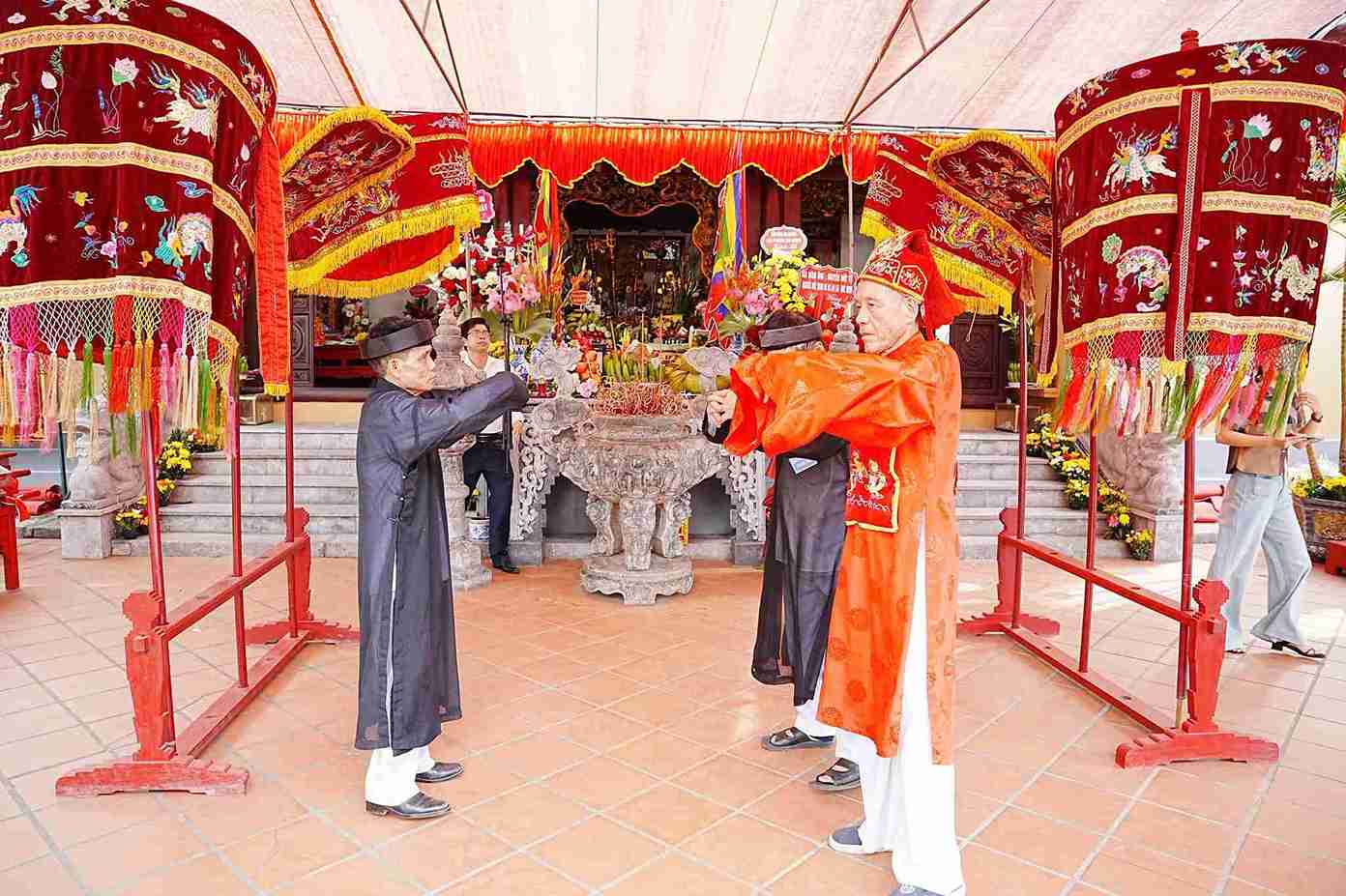 Các nghi lễ tế, rước kiệu được thực hiện nghiêm cẩn. Ảnh: Phường Lê Thanh Nghị