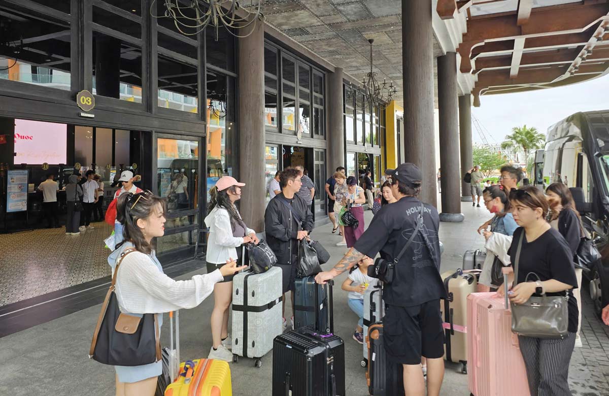 Turistas llegan al puerto internacional de pasajeros de Ha Long para realizar los trámites de visita a la bahía de Ha Long, provincia de Quang Ninh. Foto: Doan Hung