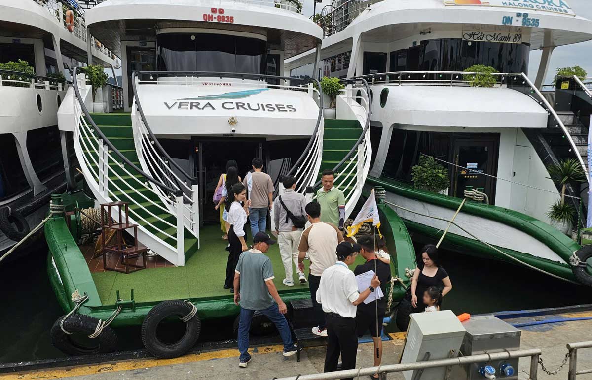 Du khách lên tàu thăm quan vịnh Hạ Long. Ảnh: Đoàn Hưng