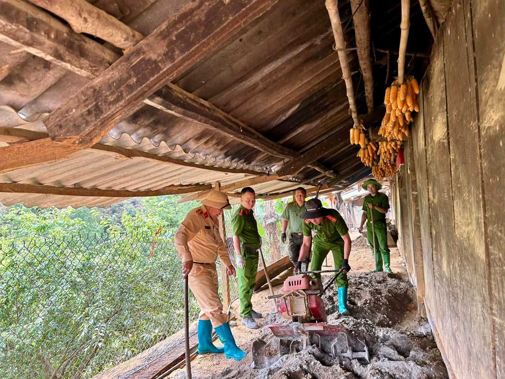 Cán bộ, chiến sĩ Công an xã Mù Cang Chải trực tiếp tham gia vận chuyển vật liệu, hỗ trợ gia đình người dân kiên cố hóa nhà ở.