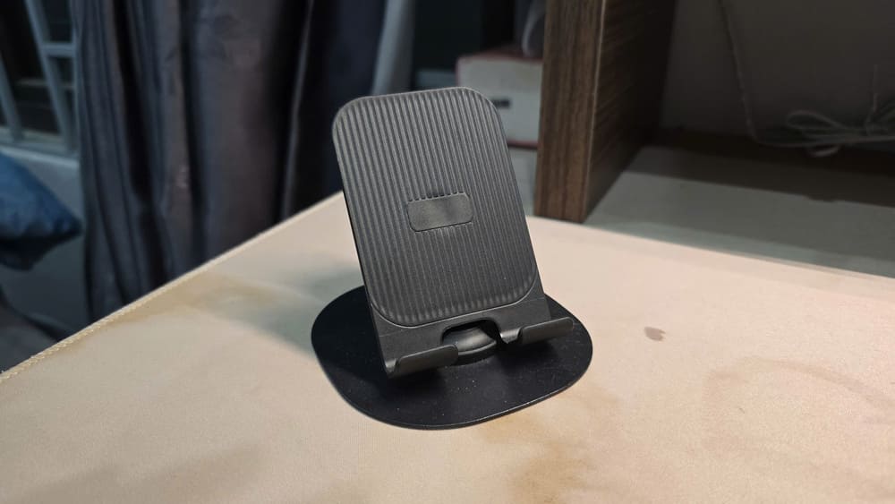 Quelques critères que les femmes au foyer devraient prendre en compte avant de choisir un support de téléphone de qualité et durable. Photo: Tuấn Đạt