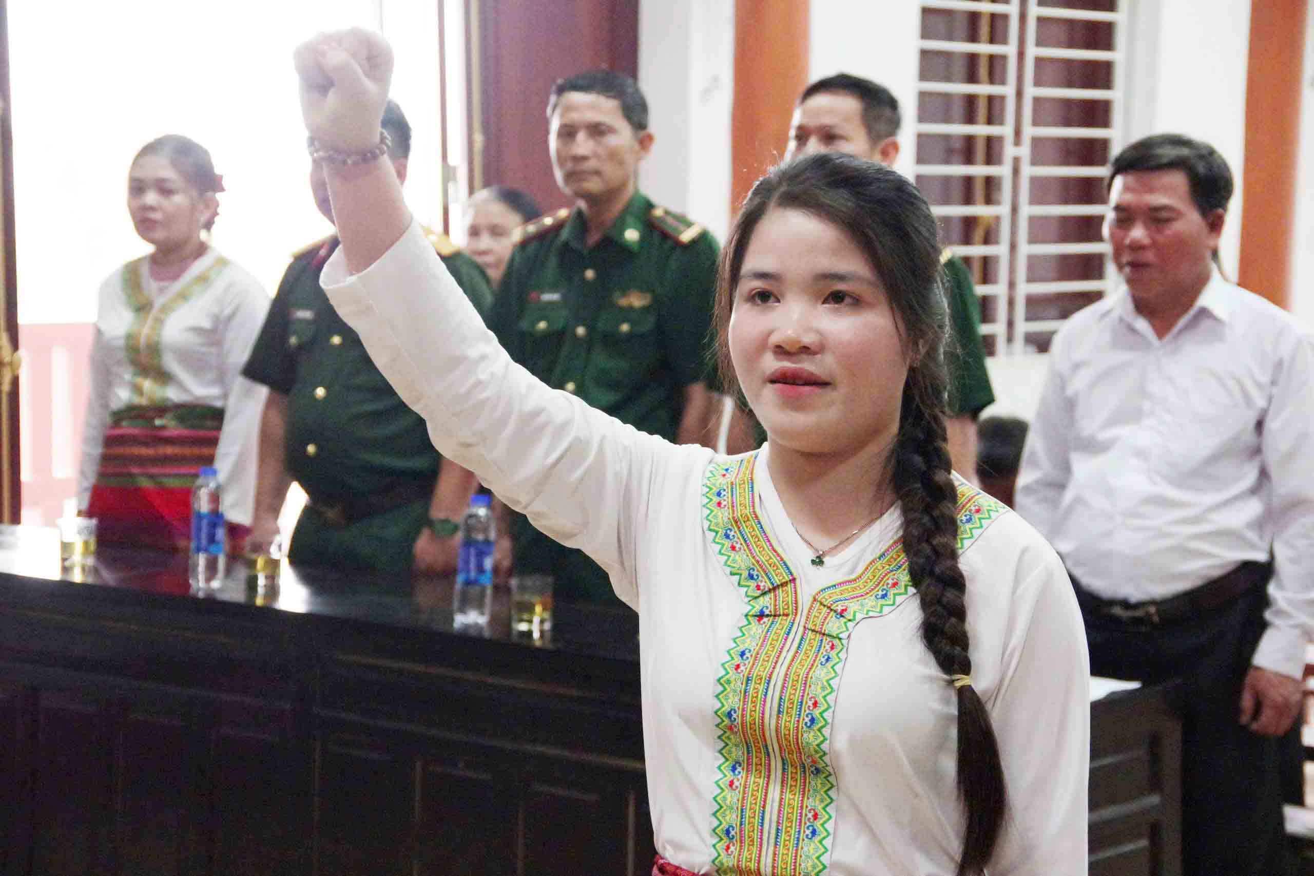 Ms. Suong sworn in when honored to be admitted to the Party. Photo: Van Thanh