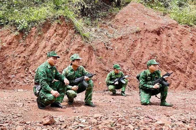 The working group of My Ly Border Guard Station (Nghe An) performs patrol and inspection duties in the border area under the unit's management. Photo: Van Ty/VNA