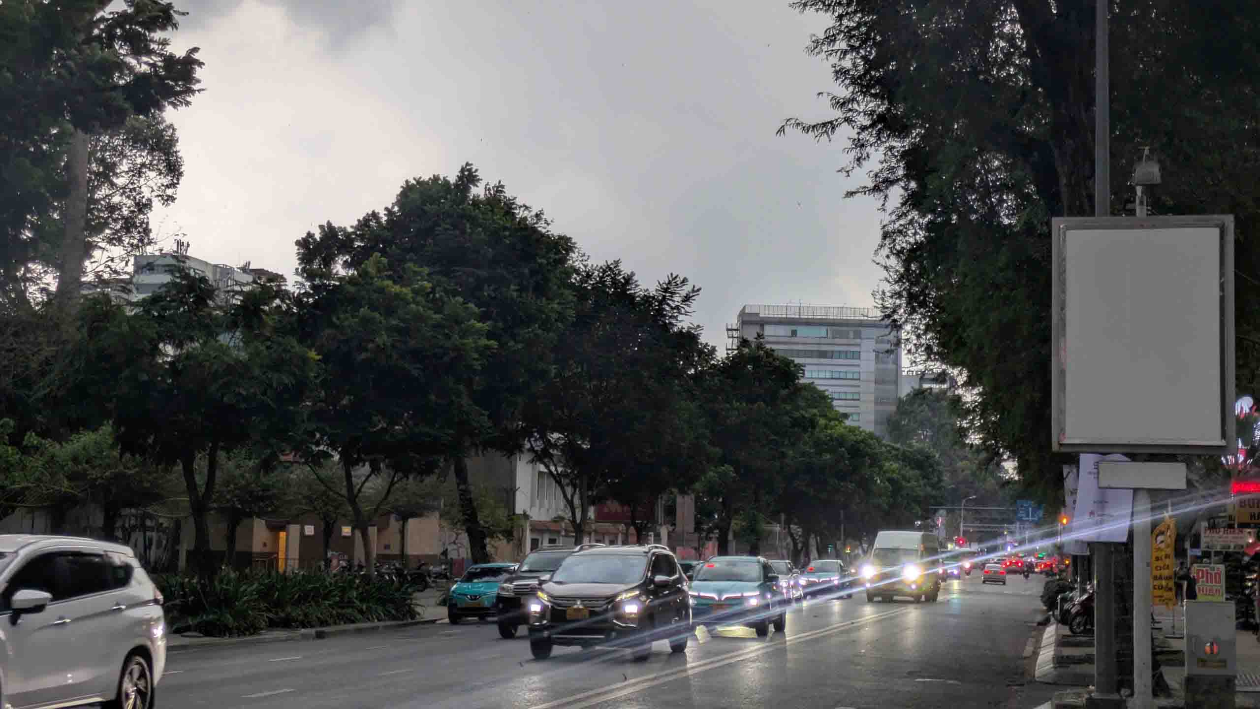 Khu vực phường Xuân Hòa có mây đen, mưa rào vài nơi. Ảnh: Hạ Mây  