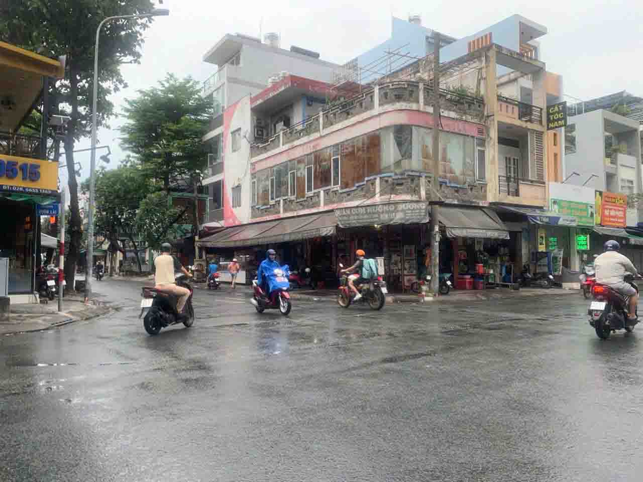 Cơn mưa giải nhiệt sau chuỗi ngày nắng nóng kéo dài ở TPHCM. Ảnh: Anh Tú  
