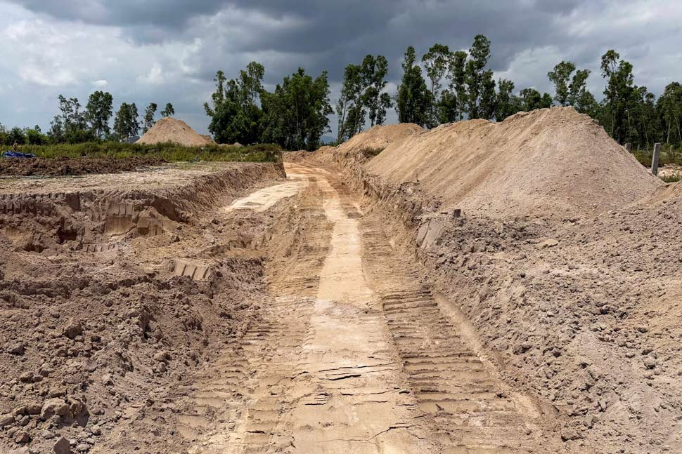 Mặt bằng đường công vụ chưa thể san lấp do bị cản trở. Ảnh: Hoài Phương