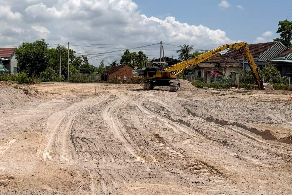 Construction site of the service road serving material transportation activities for the Project of Runway No. 2 and synchronous works at Phu Cat Airport (Gia Lai). Photo: Hoai Phuong