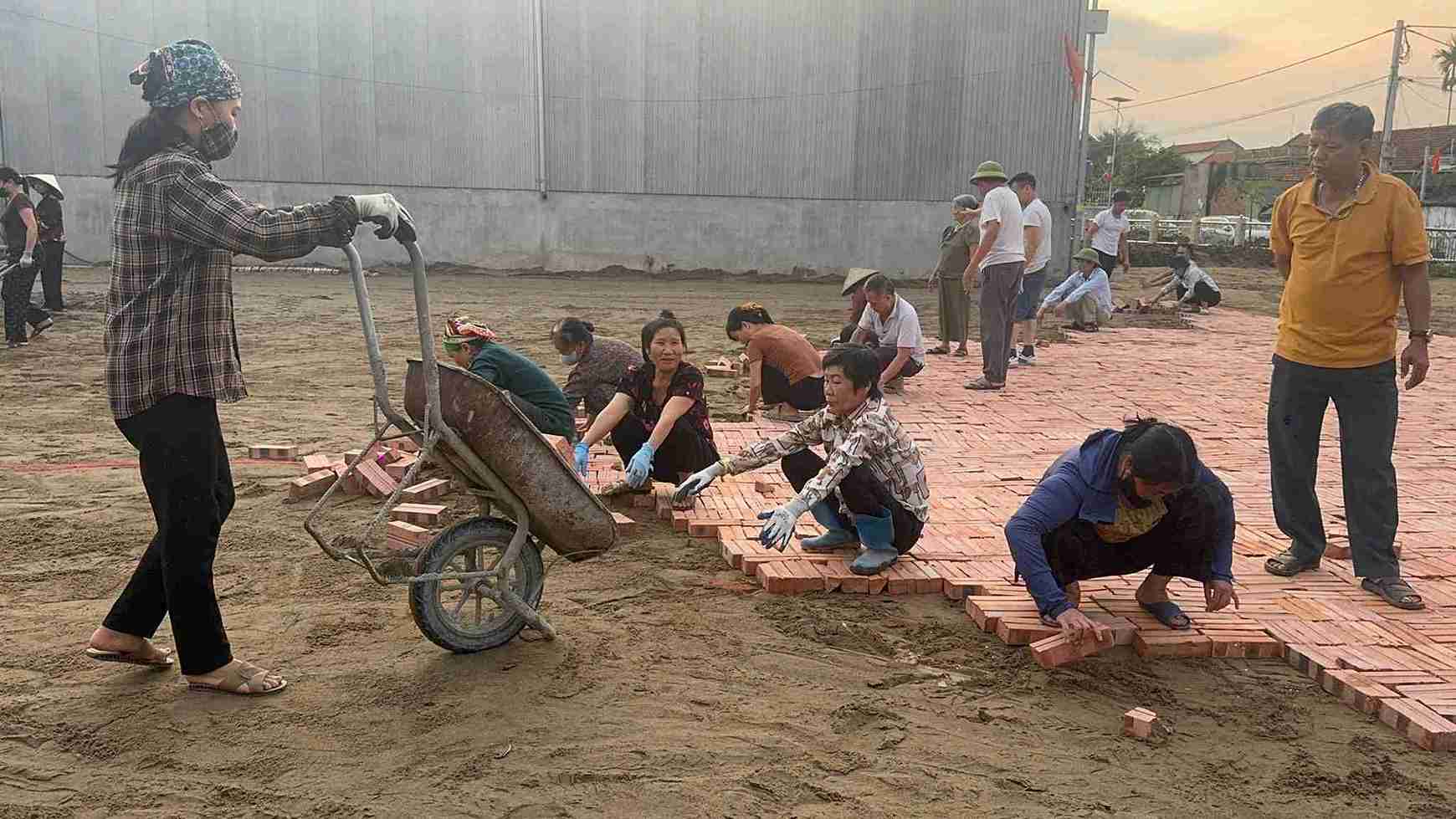 Người dân góp công, góp sức xây dựng đình, hướng tới hoàn thiện không gian văn hóa chung.