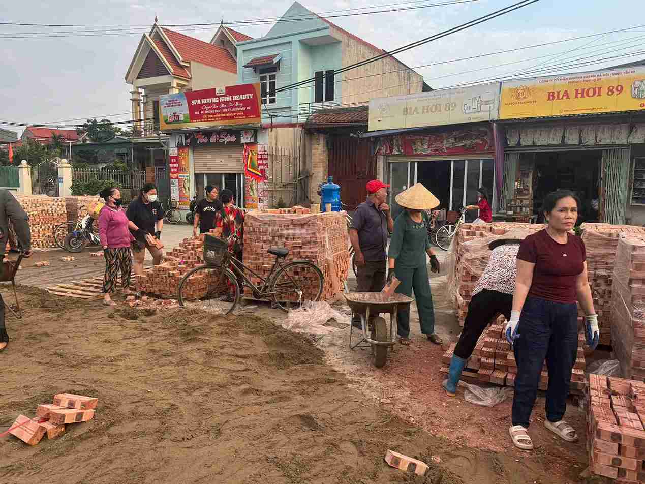 Bà con có mặt đông đủ, chung tay vận chuyển vật liệu, tạo khí thế sôi nổi. Ảnh: Xã Việt Tiến
