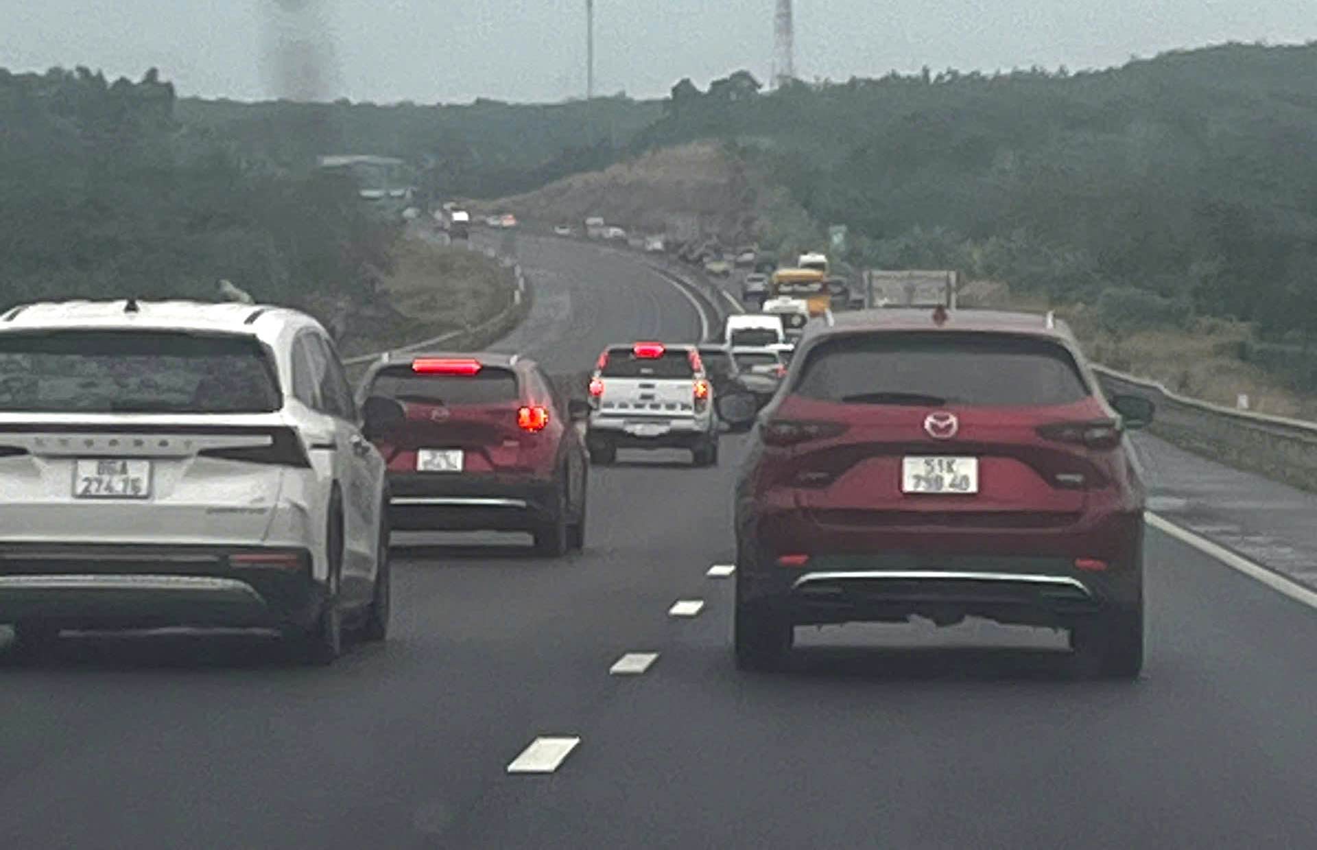 La autopista Phan Thiet - Dau Giay en dirección a la ciudad de Ho Chi Minh, el volumen de vehículos ha aumentado mucho. Foto: Proporcionada por la gente