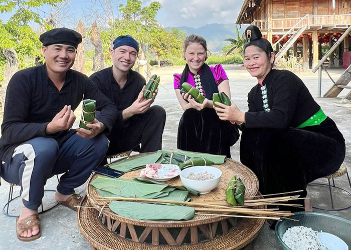 Foreign tourists choose Phuong Duc homestay, Muong Phang commune, Dien Bien province to experience and stay. Photo: Phuong Duc