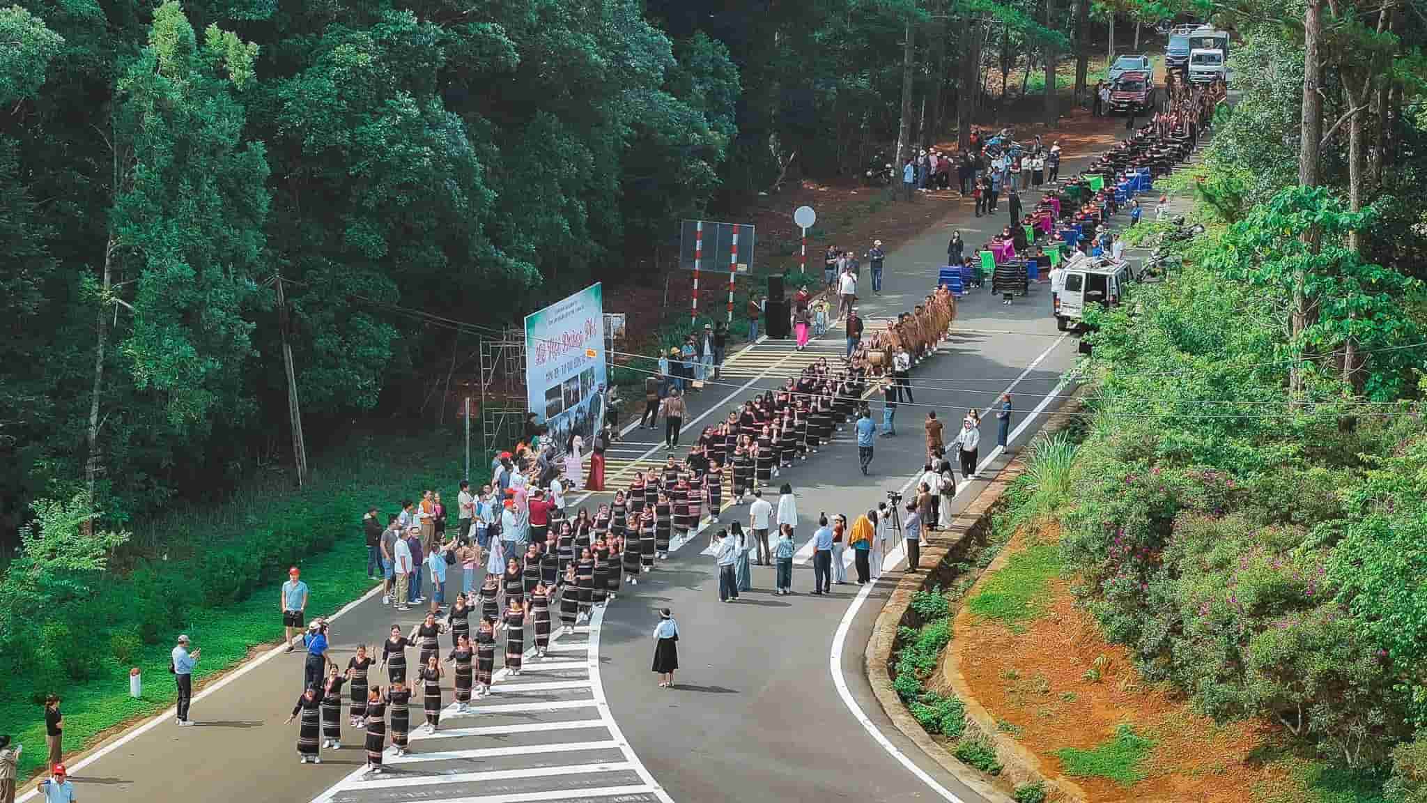 During the holidays, the Street Festival program welcomes tourists to Mang Den. Photo: Van Thang