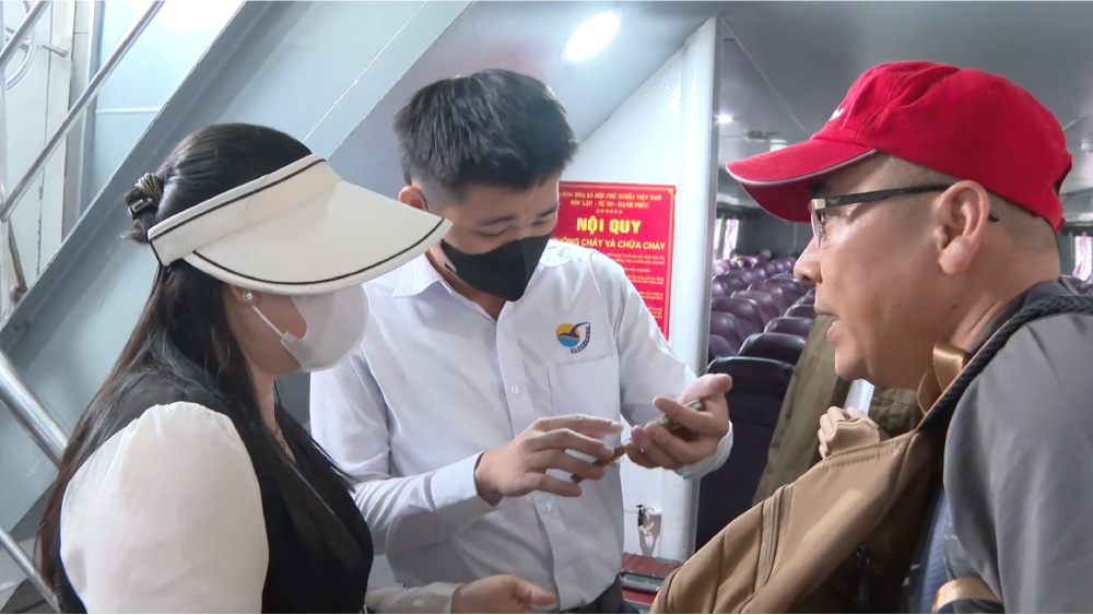 Nhân viên tàu hướng dẫn, hỗ trợ thông tin cho hành khách. Ảnh: Ngọc Thư