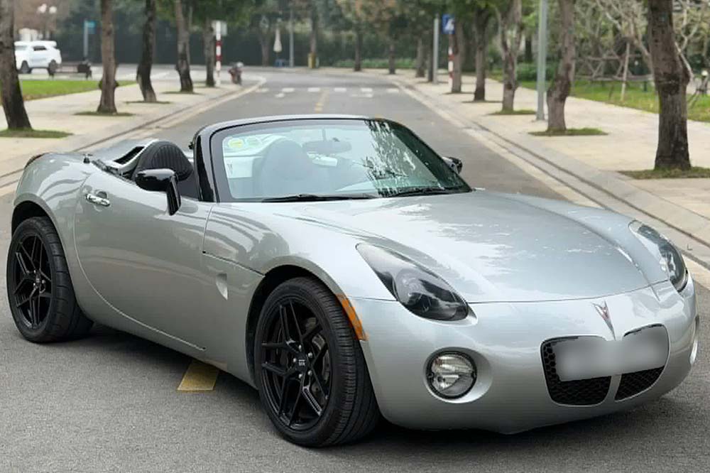 The rare 2006 Pontiac Solstice manual transmission appeared in Hanoi, attracting the attention of car enthusiasts. Photo: Nguyen Tien