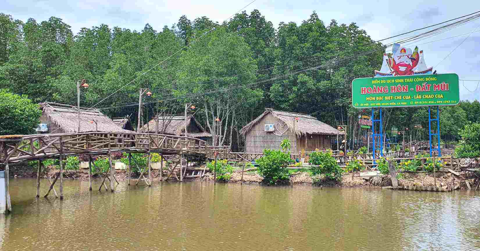 Vào rừng chui vô chòi lá có máy lạnh là một trải nghiệm khó quên đối với du khách. Ảnh: Nhật Hồ.