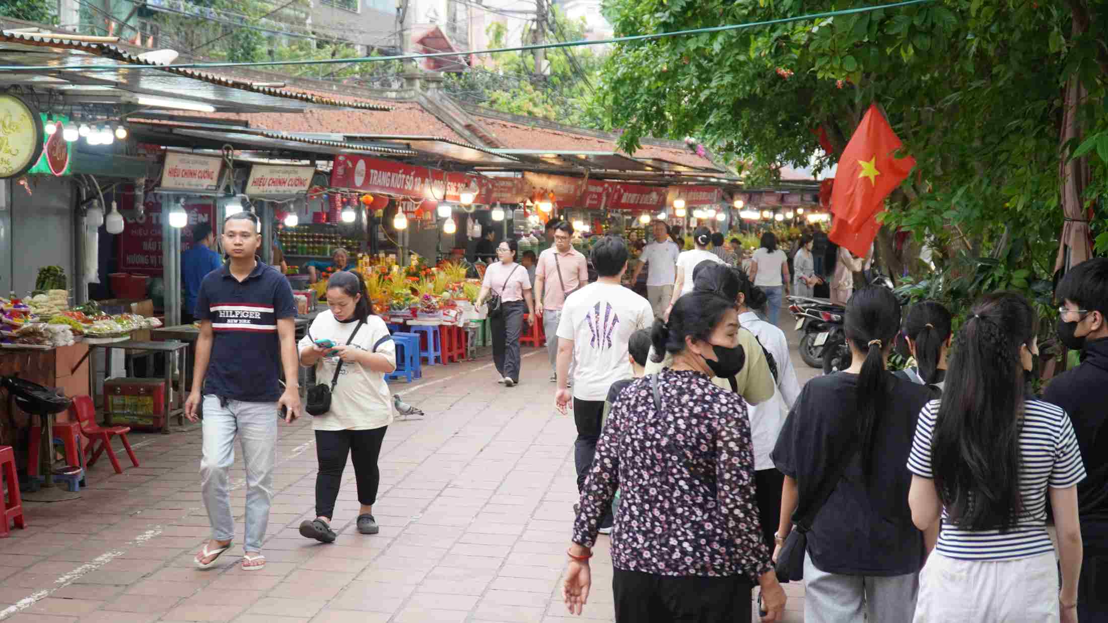 Đông đảo người dân ghé Phủ Tây Hồ cầu an, cầu tài trong dịp lễ. Ảnh: Minh Vũ