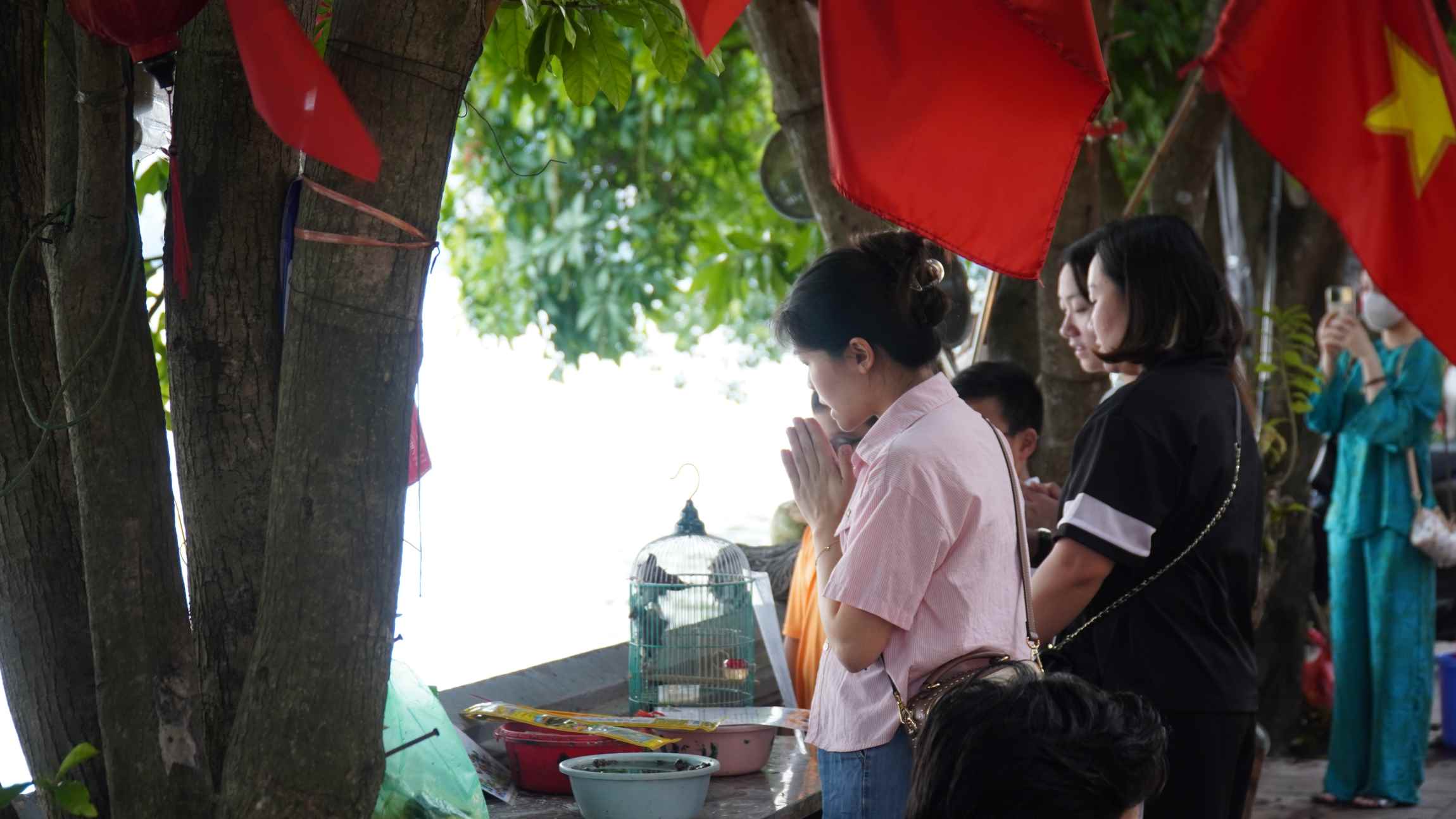 Người dân thường thả cá chép, ốc, lươn, chim thể hiện lòng thành, cầu bình an cho cả gia đình. Ảnh: Minh Vũ