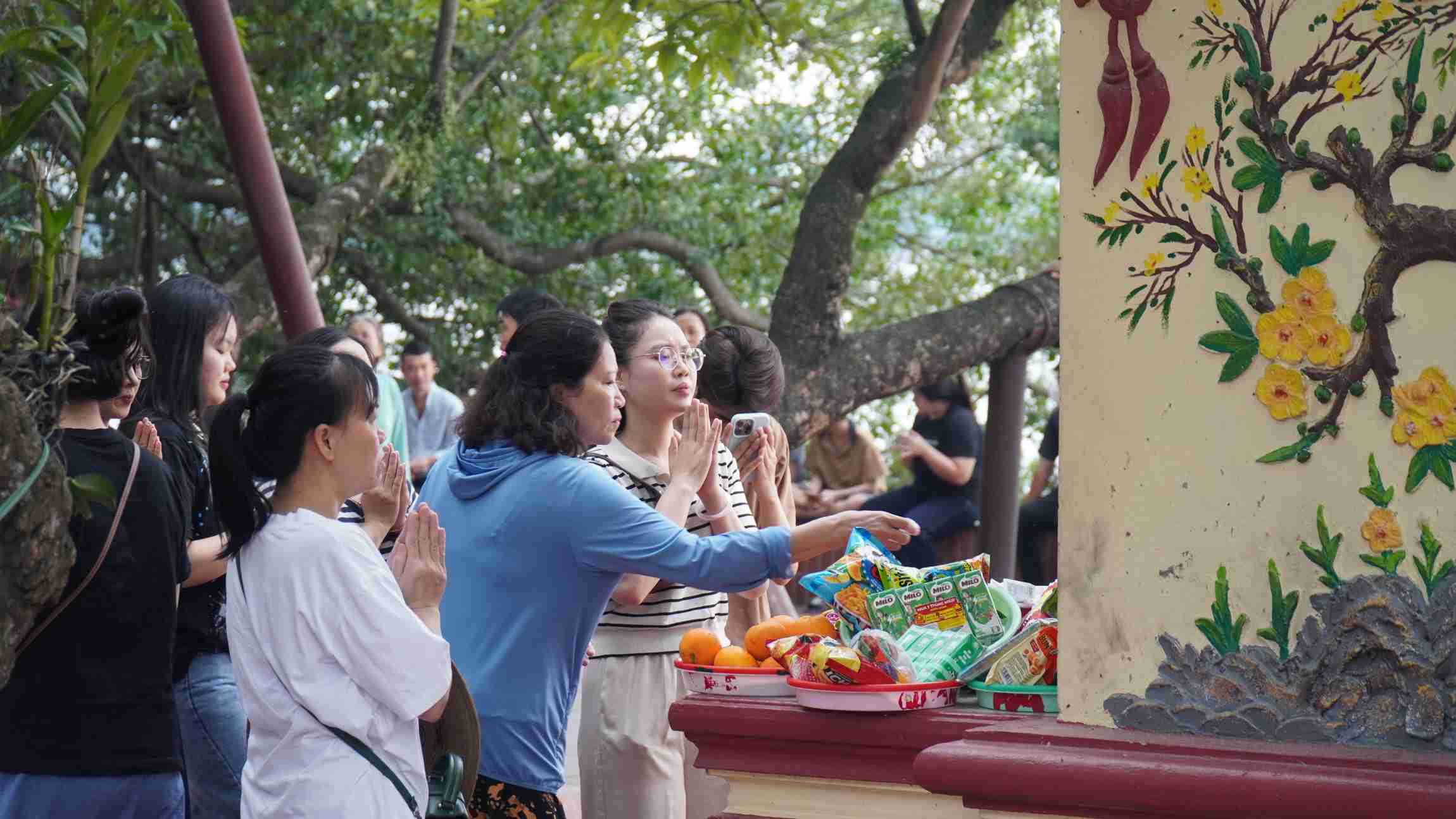 Rất đông du khách đổ về Phủ Tây Hồ dâng hương, cầu bình an trong dịp nghỉ lễ. Ảnh: Minh Vũ