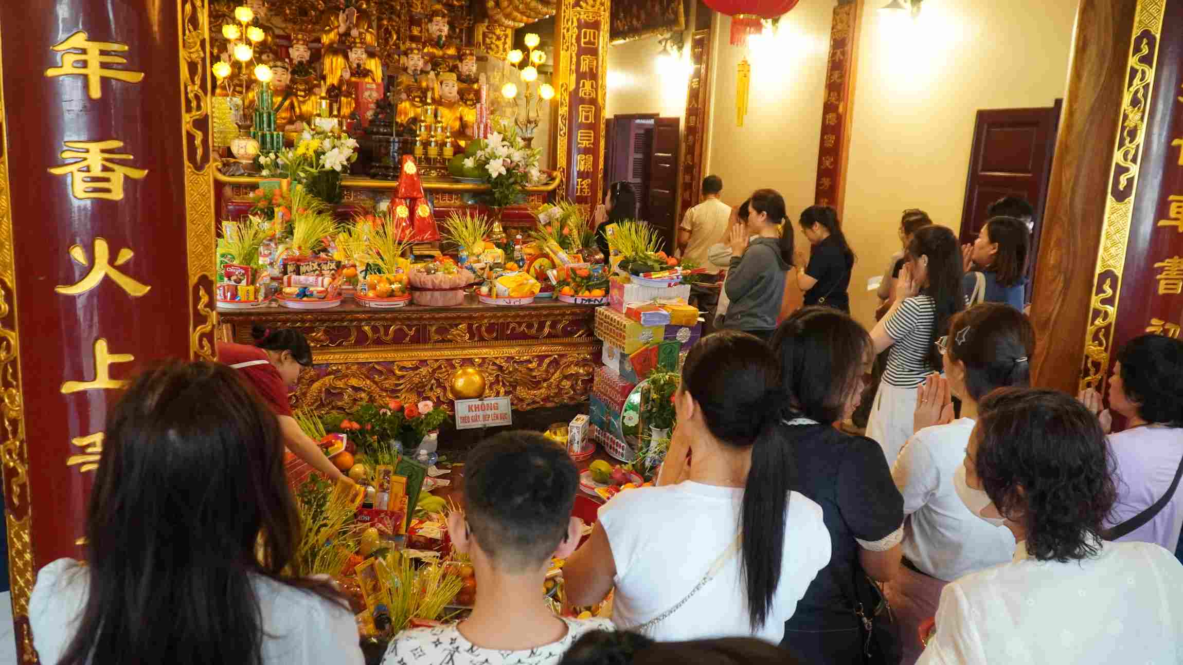 Du khách thắp hương trong Phủ. Ảnh: Minh Vũ