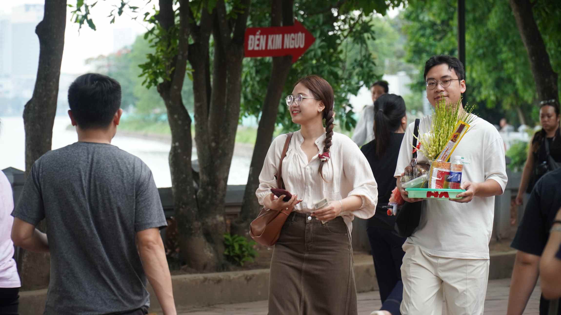 Người dân mang những mâm lễ vật tới dâng lễ tại Phủ Tây Hồ cầu mong may mắn. Ảnh: Minh Vũ