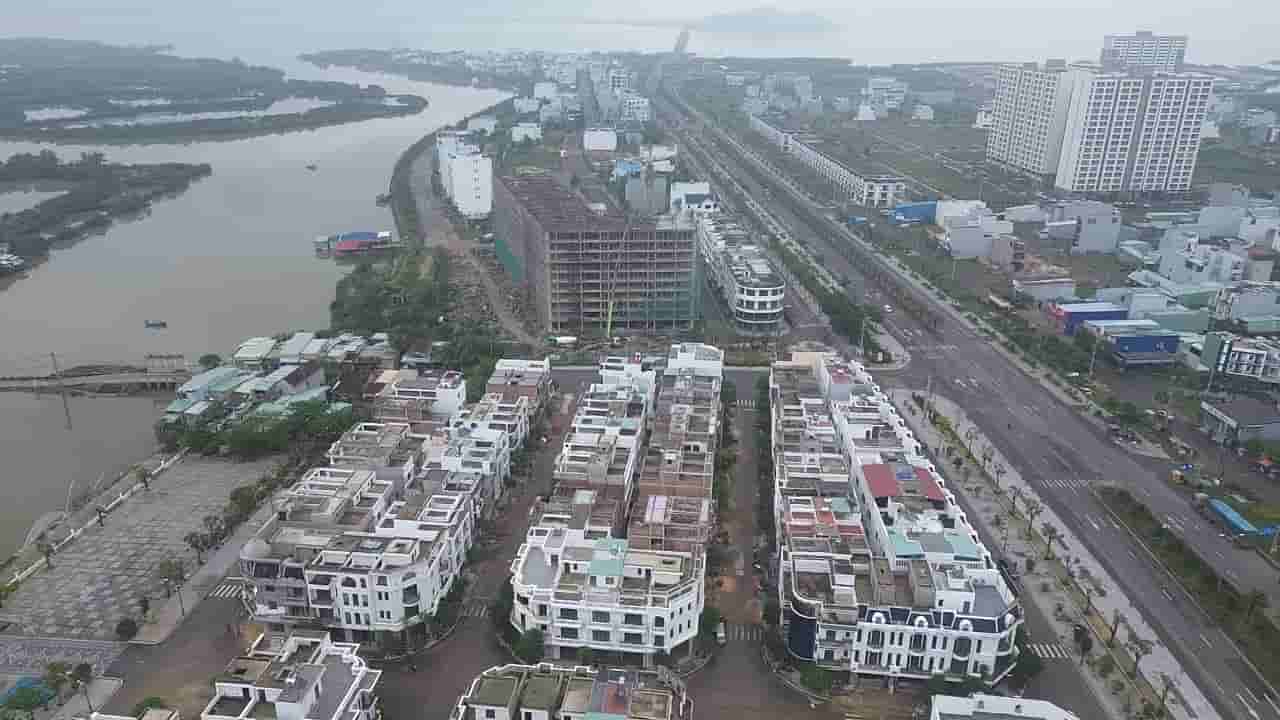 Housing project, urban area along National Highway 19, near Thi Nai lagoon. Photo: Thanh Tuan