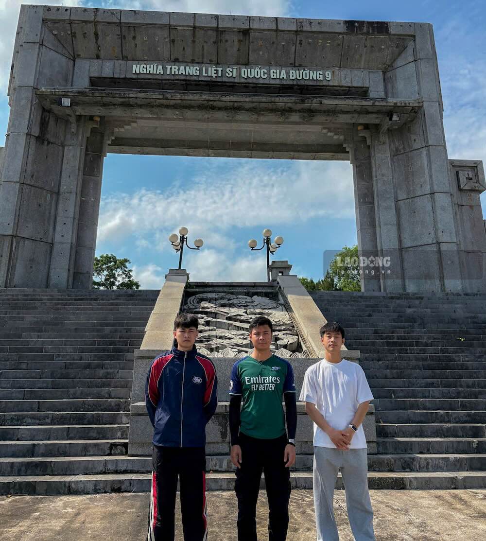 Nghĩa trang liệt sĩ quốc gia Đường 9 là địa điểm tiếp theo trong hành trình của nhóm thanh niên. Ảnh: Đinh Bình