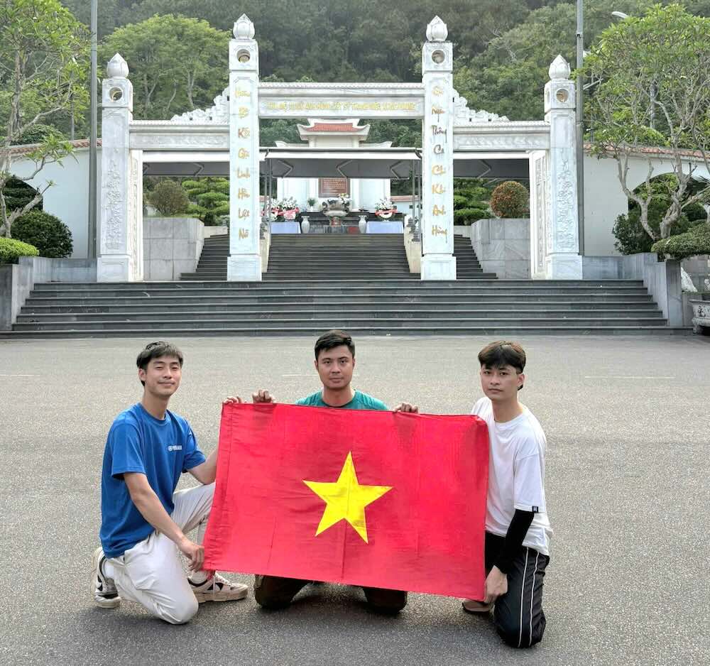 Nhóm kết thúc một ngày khám phá tại Ngã ba Đồng Lộc (Hà Tĩnh). Ảnh: Đinh Bình