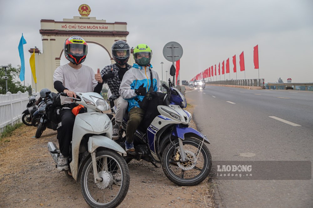 Với 2 chiếc xe máy, 3 thanh niên đã có mặt ở cầu Hiền Lương lịch sử (Quảng Trị). Ảnh: Nguyễn Luân