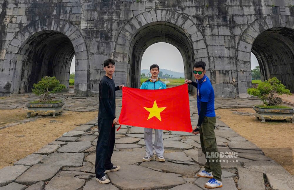 Nhóm bạn trẻ check-in tại Thành nhà Hồ (Thanh Hóa). Ảnh: Đinh Bình