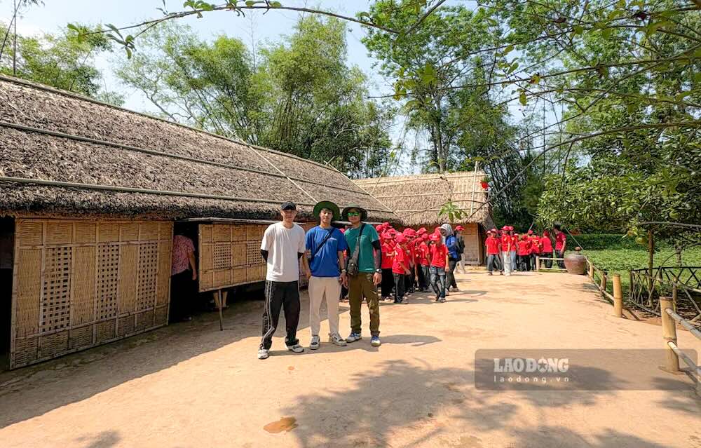 Hành trình tiếp tục khi nhóm bạn trẻ ghé thăm quê hương của Chủ tịch Hồ Chí Minh. Ảnh: Đinh Bình