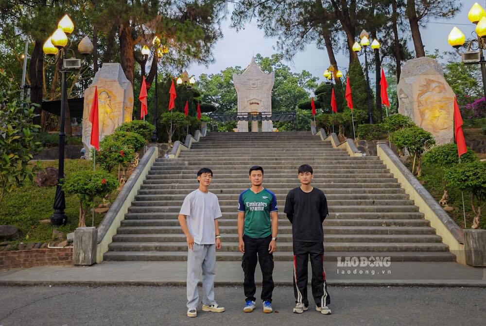 Địa điểm cuối cùng trong chuyến đi kéo dài 6 ngày của nhóm là tại Nghĩa trang liệt sĩ quốc gia Trường Sơn. Ảnh: Đinh Bình