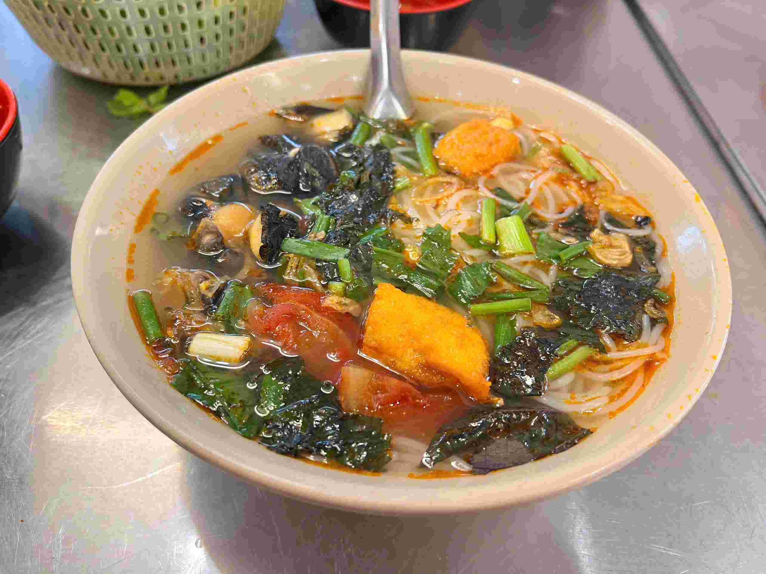 Bát bún ốc đầy đặn tại Phủ Tây Hồ. Ảnh: Minh Vũ
