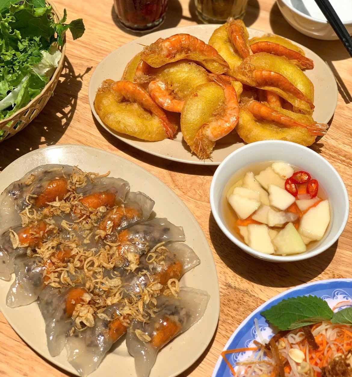 Bánh bột lọc nóng hổi dẻo thơm ăn cùng bánh tôm giòn tan, tạo nên hương vị khiến thực khách khó quên khi ghé Phủ Tây Hồ. Ảnh: Bích Phượng