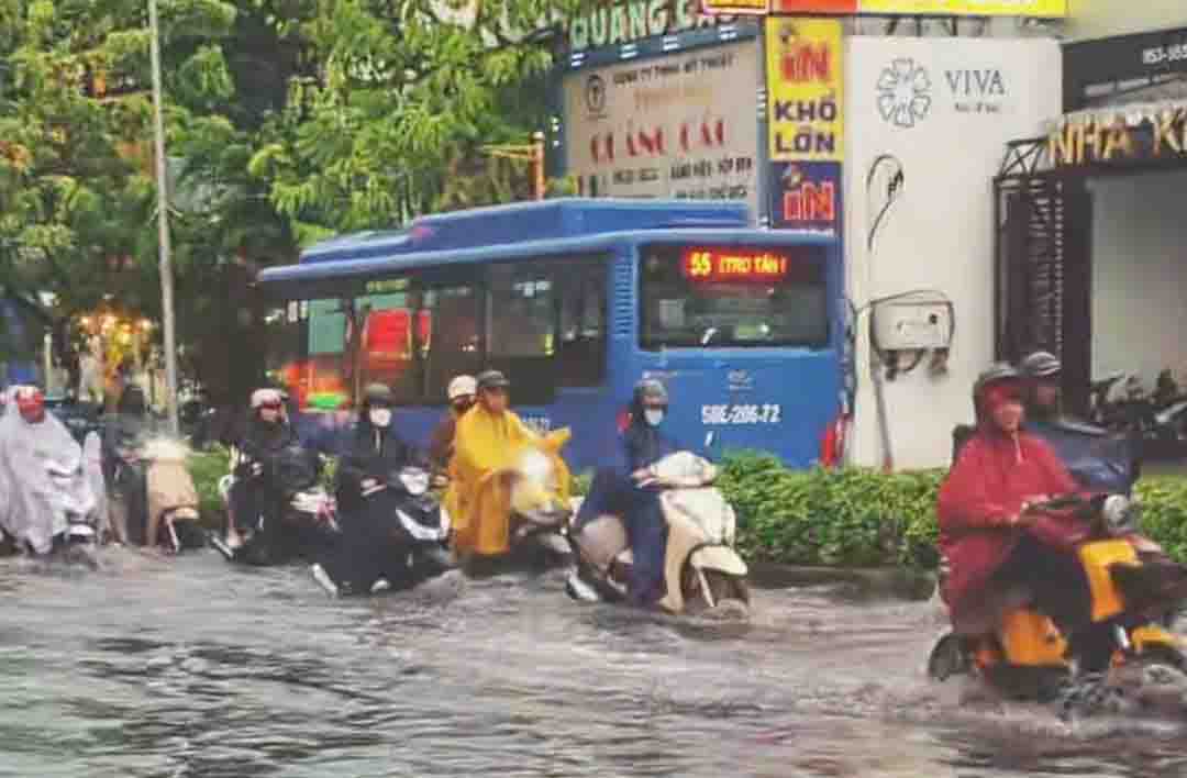 Nước dâng nhanh sau cơn mưa đầu mùa.