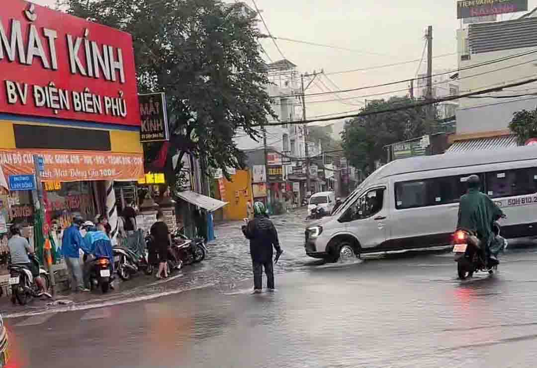 Khu vực đường Linh Đông bị ngập sâu.