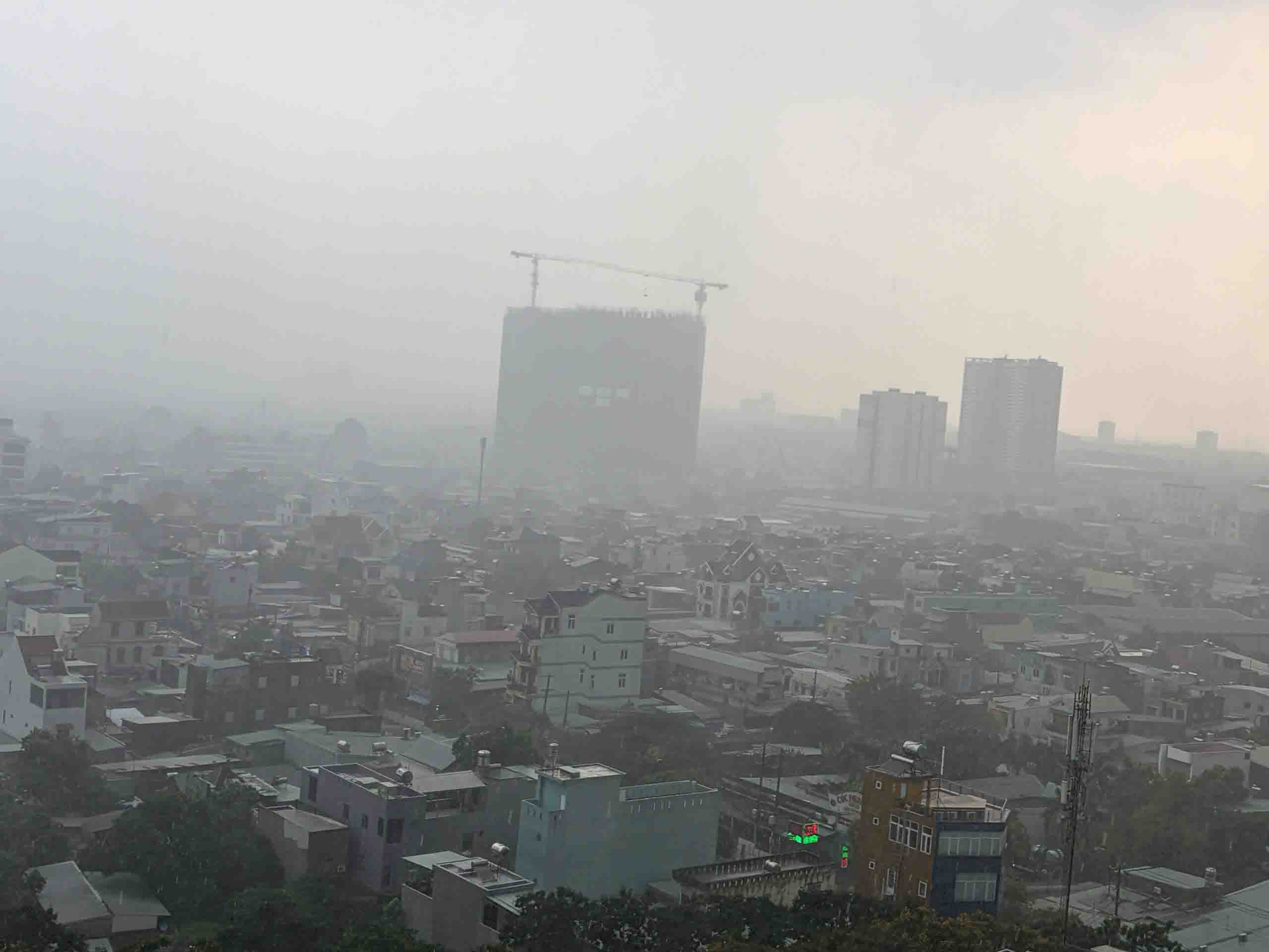 Mưa lớn kèm dông lốc đầu mùa gây ngập tại nhiều khu vực trũng thấp ở TPHCM.