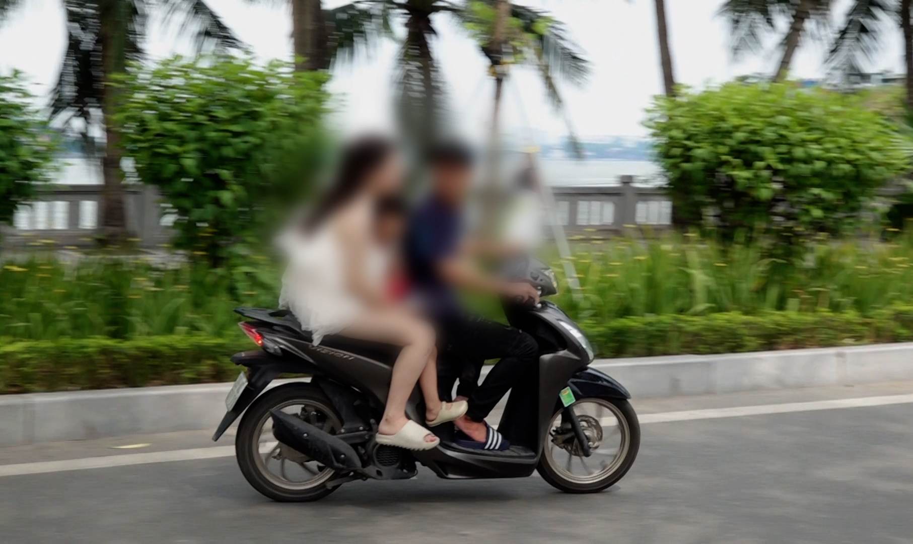 アクセルを踏んで逃走、逆走して交通警察を避け、多数の青少年が処罰される