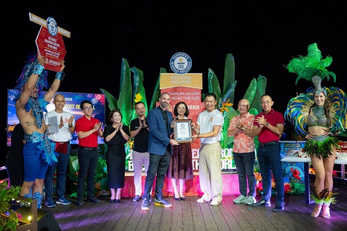Sun Bavaria GastroPub nhận danh hiệu “Nhà hàng bia ven biển lớn nhất thế giới” từ  tổ chức Kỷ lục Thế giới Guinness. Ảnh: Sun Group
