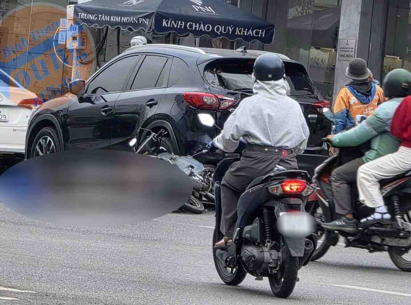 ホーチミン市警察の専門部隊は、男性を死亡させたバイクと自動車の事故を調査し、解明しています。写真:読者提供