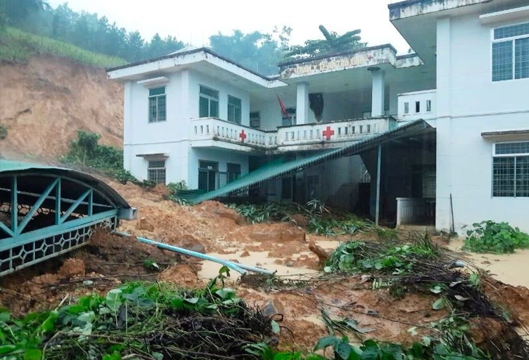 医師不足、インフラの劣化に加えて、クアンガイ省の山岳地帯の多くのコミューン保健ステーションは、地滑りや暴風雨によって頻繁に損傷を受けています。写真:ドン・ザン